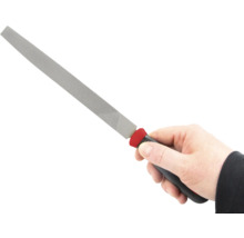 Hand hält eine Werkstattfeile