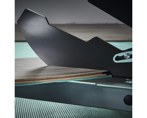 Laminatschneider im Einsatz zum Zuschneiden eines Laminatstücks