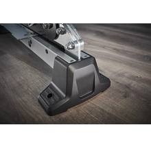 Detailaufnahme eines Maschinenfußes aus Metall und Kunststoff.