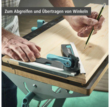 Eine Person verwendet eine Winkelschmiege, um einen Winkel auf ein Holzbrett zu übertragen.