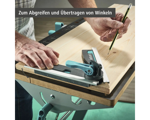 Eine Person verwendet eine Winkelschmiege, um einen Winkel auf ein Holzbrett zu übertragen.