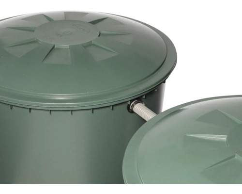 Regentonnen-Verbindungsset montiert an zwei Regentonnen aus Kunststoff.