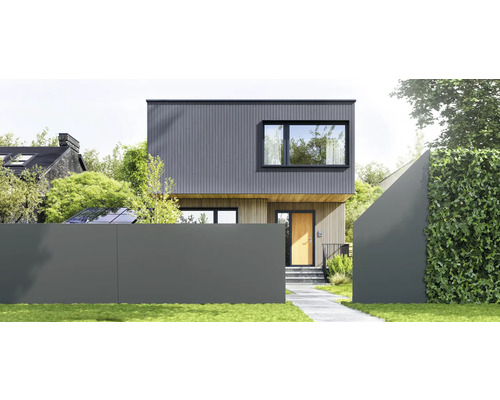 Modernes Haus mit dunkelgrauer Fassade oben und heller Holzverkleidung unten, mit grauem Sichtschutzzaun und einer Hecke im Vordergrund.