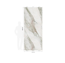 Dreiteiliges Wandpaneel in Marmoroptik, 2600 mal 1125 Millimeter, Maßskizze mit Personensilhouette zum Größenvergleich.