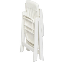 Zusammengeklappter Gartenstuhl aus Kunststoff in Weiß.