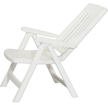 Weißer Gartenstuhl aus Kunststoff mit Armlehnen, klappbar mit hoher Rückenlehne.