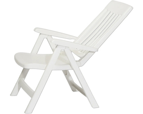 Weißer Gartenstuhl aus Kunststoff mit Armlehnen, klappbar mit hoher Rückenlehne.
