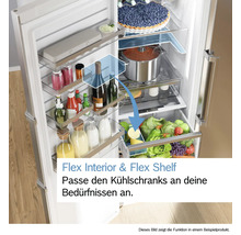 Geöffneter Kühlschrank mit flexiblem Innenraum und verstellbaren Ablagen, gefüllt mit verschiedenen Lebensmitteln und Getränken.