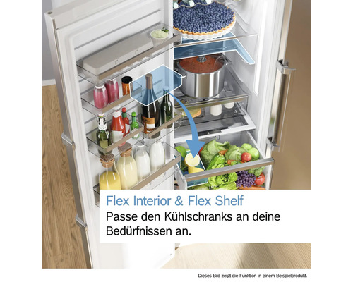 Geöffneter Kühlschrank mit flexiblem Innenraum und verstellbaren Ablagen, gefüllt mit verschiedenen Lebensmitteln und Getränken.