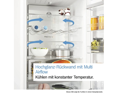 Innenansicht eines Kühlschranks mit Hochglanz-Rückwand und Multi Airflow System für Luftzirkulation und konstante Temperaturen.