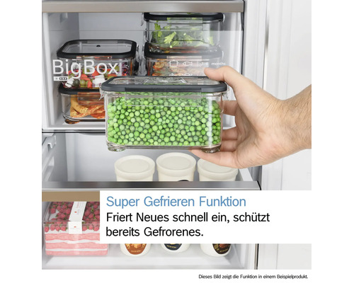 Hand hält Gefrierdose mit Erbsen vor einem BigBox Gefrierfach eines Kühlschranks mit Super Gefrieren Funktion.