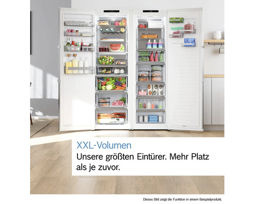 Helle, organisierte Ansicht einer geöffneten Kühl-Gefrier-Kombination mit XXL-Volumen und vielen Lebensmitteln auf Glasablagen.