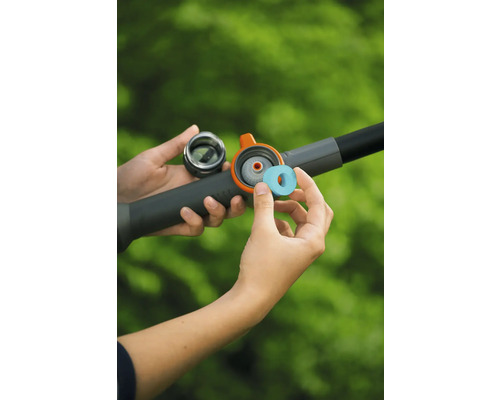 Einlegen einer Reinigungstablette in das Fach eines Garten-Bewässerungsstabs.