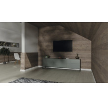 Ein moderner Wohnraum mit Wandverkleidung in Holzoptik, wandmontiertem Fernseher und Sideboard auf hellem Boden.
