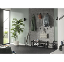 Moderner, organisierter Flur mit Wandpaneelen in Betonoptik, schwarzen Garderobenhaken, Metall-Schuhregal, Schirmständer und großer Zimmerpflanze.