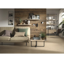 Modernes Wohnzimmer mit Wandpaneelen in rustikaler Holzoptik, beigem Sofa mit Kissen, Couchtisch und schwebenden Regalen an der Wand.