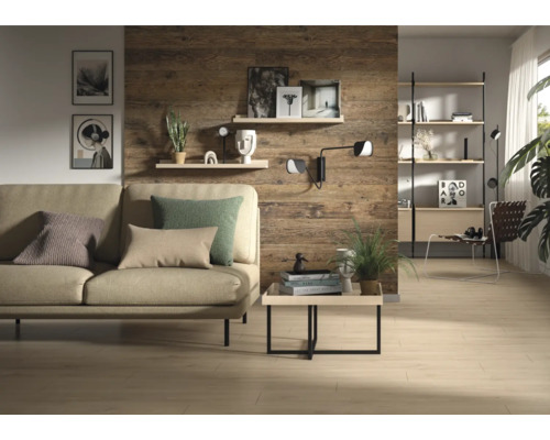 Modernes Wohnzimmer mit Wandpaneelen in rustikaler Holzoptik, beigem Sofa mit Kissen, Couchtisch und schwebenden Regalen an der Wand.