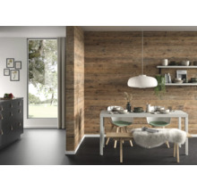 Modernes Esszimmer mit Wandverkleidung in Holzoptik, weißem Esstisch, Pendelleuchte und Fensterfront.