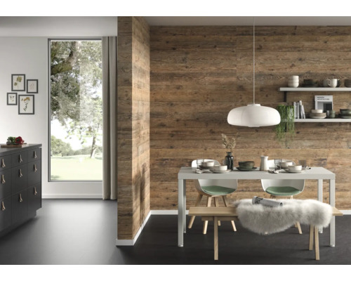 Modernes Esszimmer mit Wandverkleidung in Holzoptik, weißem Esstisch, Pendelleuchte und Fensterfront.