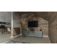 Modernes, helles Wohnzimmer mit Wandverkleidung aus rustikalen Holzplanken an Wand und Decke, grauem Sideboard und wandmontiertem Fernseher.