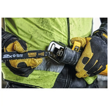 Person mit Arbeitshandschuhen beim Einsetzen eines DeWalt Extreme Säbelsägeblatts in eine 18 Volt Säbelsäge.