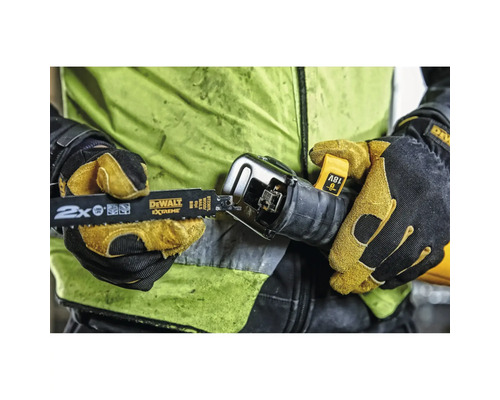 Person mit Arbeitshandschuhen beim Einsetzen eines DeWalt Extreme Säbelsägeblatts in eine 18 Volt Säbelsäge.