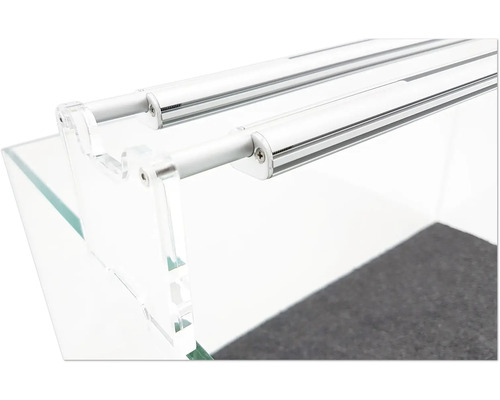 Halterung aus klarem Acryl für Aquarium LED-Leuchten, montiert am Beckenrand mit ausziehbaren silbernen Stangen.