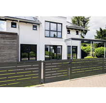 Moderner Sichtschutzzaun und Gartentor aus Metall in Anthrazit vor einem hellen Wohnhaus.