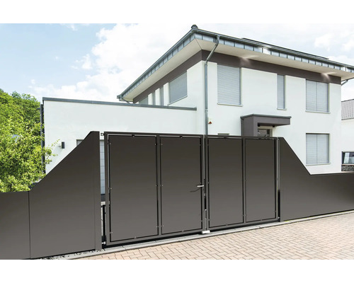 Modernes, vierteiliges Einfahrtstor aus Metall in Anthrazit vor einem weißen Wohnhaus mit passendem Sichtschutzzaun.