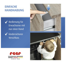reer Schubladen- und Schranksicherung im Einsatz: Einhandbedienung für Erwachsene und kindersicherer Verschluss an Küchenschubladen. reer Logo.