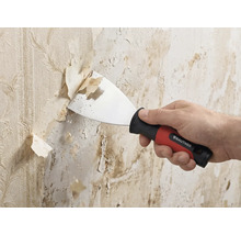 Rautner Malerspachtel entfernt alte Tapete von der Wand. Handgeführter Spachtel mit ergonomischem Griff und Metallblatt.
