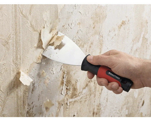 Rautner Malerspachtel entfernt alte Tapete von der Wand. Handgeführter Spachtel mit ergonomischem Griff und Metallblatt.