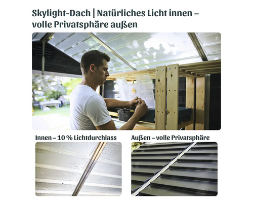 Mann arbeitet in hellem Gerätehaus mit Skylight-Dach: 10 Prozent Lichtdurchlass innen, von außen blickdicht für volle Privatsphäre.