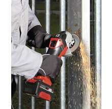 Akku-Winkelschleifer Einhell Power X-Change beim Schleifen eines Metallpfostens mit sichtbarem Funkenflug.