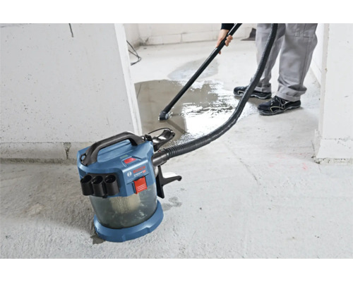 Bosch Professional Akku-Nass- und Trockensauger beim Aufsaugen von Wasser auf einem Betonboden.