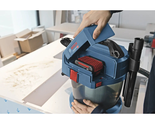 Bosch Professional Akku-Nass-Trockensauger GAS 18V-10 L mit eingesetztem 18 Volt Akku und geöffnetem Batteriefach.