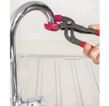 Virax Wasserpumpenzange mit Schonbacken beim Lösen eines Strahlreglers an einer Küchenarmatur.