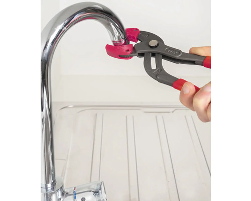 Virax Wasserpumpenzange mit Schonbacken beim Lösen eines Strahlreglers an einer Küchenarmatur.
