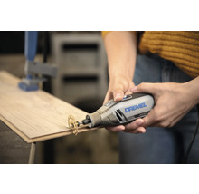 Dremel 4250 Multifunktionswerkzeug mit Trennscheibe beim Schneiden einer Holzdiele.