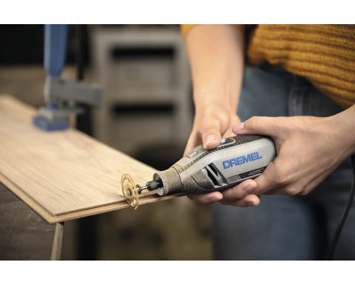Dremel 4250 Multifunktionswerkzeug mit Trennscheibe beim Schneiden einer Holzdiele.