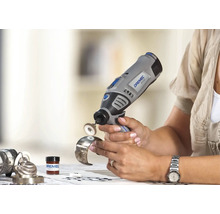 Eine Person verwendet ein Dremel 8100 Akku-Multitool mit Polierzubehör zum Polieren eines Armreifs aus Metall.