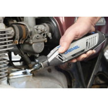 Dremel 4300 Multitool mit integrierter LED Leuchte bei der Arbeit an einem Motorradmotor.