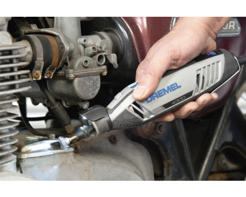 Dremel 4300 Multitool mit integrierter LED Leuchte bei der Arbeit an einem Motorradmotor.