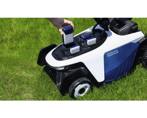 Eine Hand setzt einen Akku in einen weiß-blauen Easysurge Mähroboter auf einer grünen Rasenfläche ein.