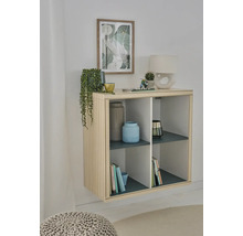 Modernes Wandregal aus Holz mit vier Fächern und gerippter Seitenwand, dekoriert mit Wohnaccessoires in einer hellen und aufgeräumten Umgebung.