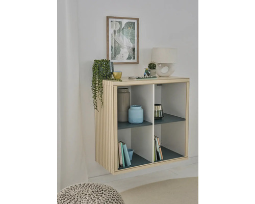 Modernes Wandregal aus Holz mit vier Fächern und gerippter Seitenwand, dekoriert mit Wohnaccessoires in einer hellen und aufgeräumten Umgebung.