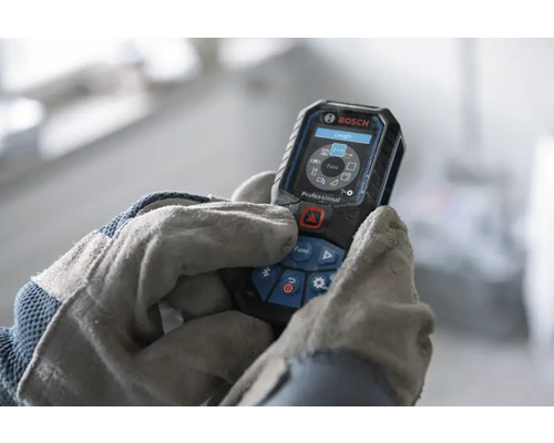 Bosch Professional Laser-Entfernungsmesser bedient von Händen in Arbeitshandschuhen, digitales Display mit Messfunktionen.