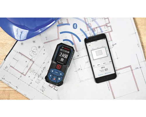 Bosch Laser-Entfernungsmesser mit Bluetooth-Verbindung zu einer Smartphone-App auf einem Bauplan.