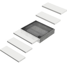 Quadratischer Metall-Gitterrost in einem Rahmen mit mehreren rechteckigen Dämmplatten.