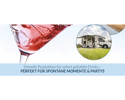 Nahaufnahme eines Cocktailglases mit Eiswürfeln und ein Wohnmobil auf einer Wiese für Camping und Feiern.